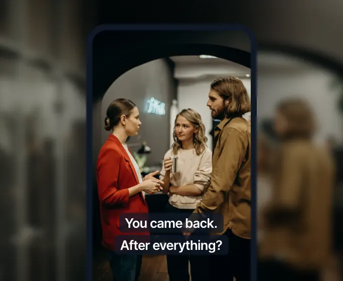Un episodio vertical de drama corto en la pantalla de un teléfono con los subtítulos "¿Volviste? ¿Después de todo?"